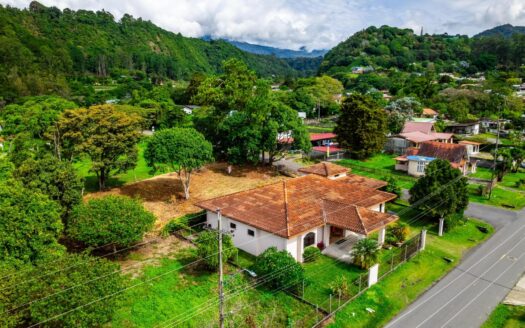 Casa con Apartamento de Invitados en el Centro de Boquete – MLS 22602