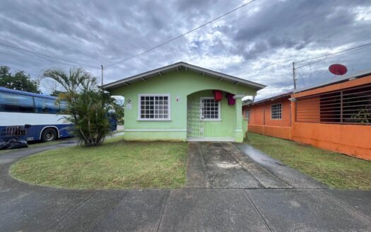 Se vende Casa de Esquina en Valle Dorado Chorrera – MLS 24020