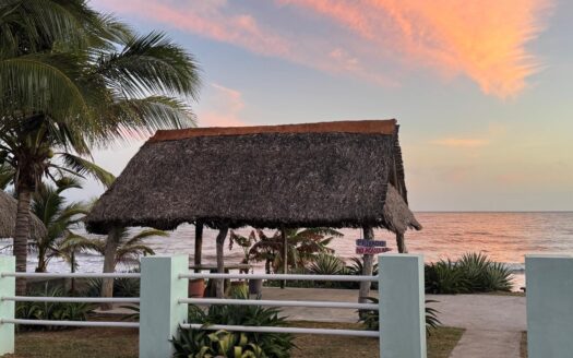 Venta de casa frente al mar, playa Uverito, las Tablas. – MLS 24263